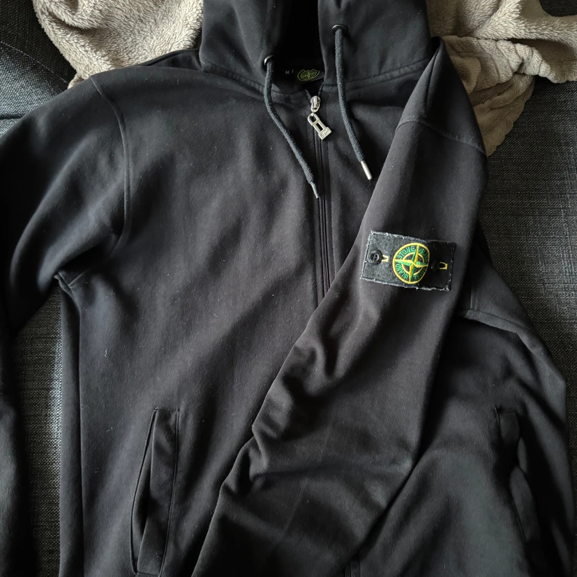 Svart hoodie från Stone Island M - 1