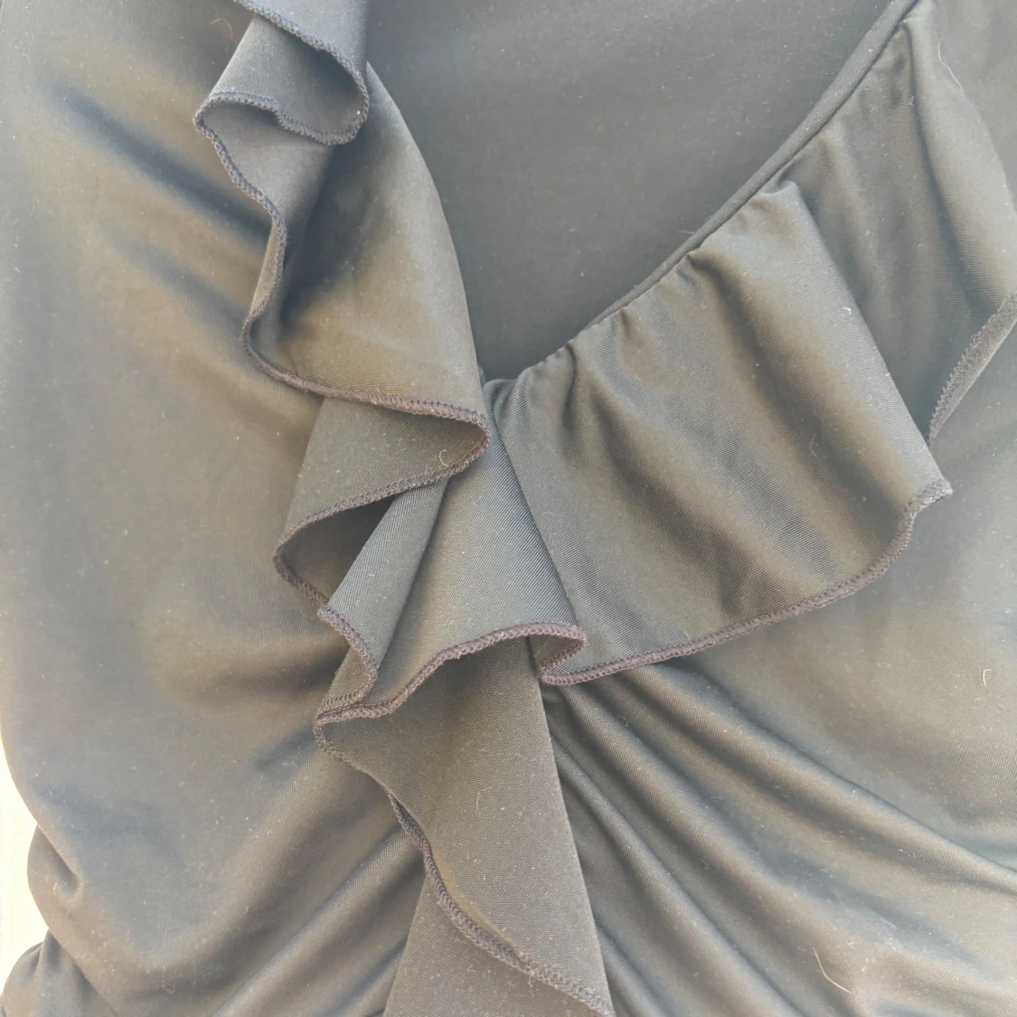 Svart omlottopp med volang - 1