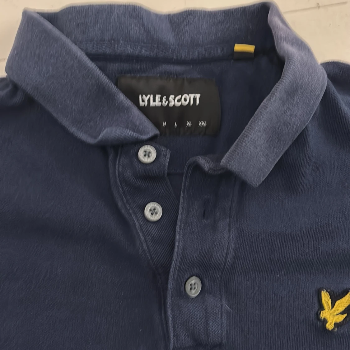 Marinblå Lyle & Scott pikétröja - 1