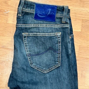 Jacob Cohën mörkblå jeans - Mörkblå Jacob Cohën jeans | dunder skick 9/10, inga defekter | W32 | passar runt 175-185cm | nypris ~5000kr | kom med bud |hör av er vid frågor eller funderingar 🙌