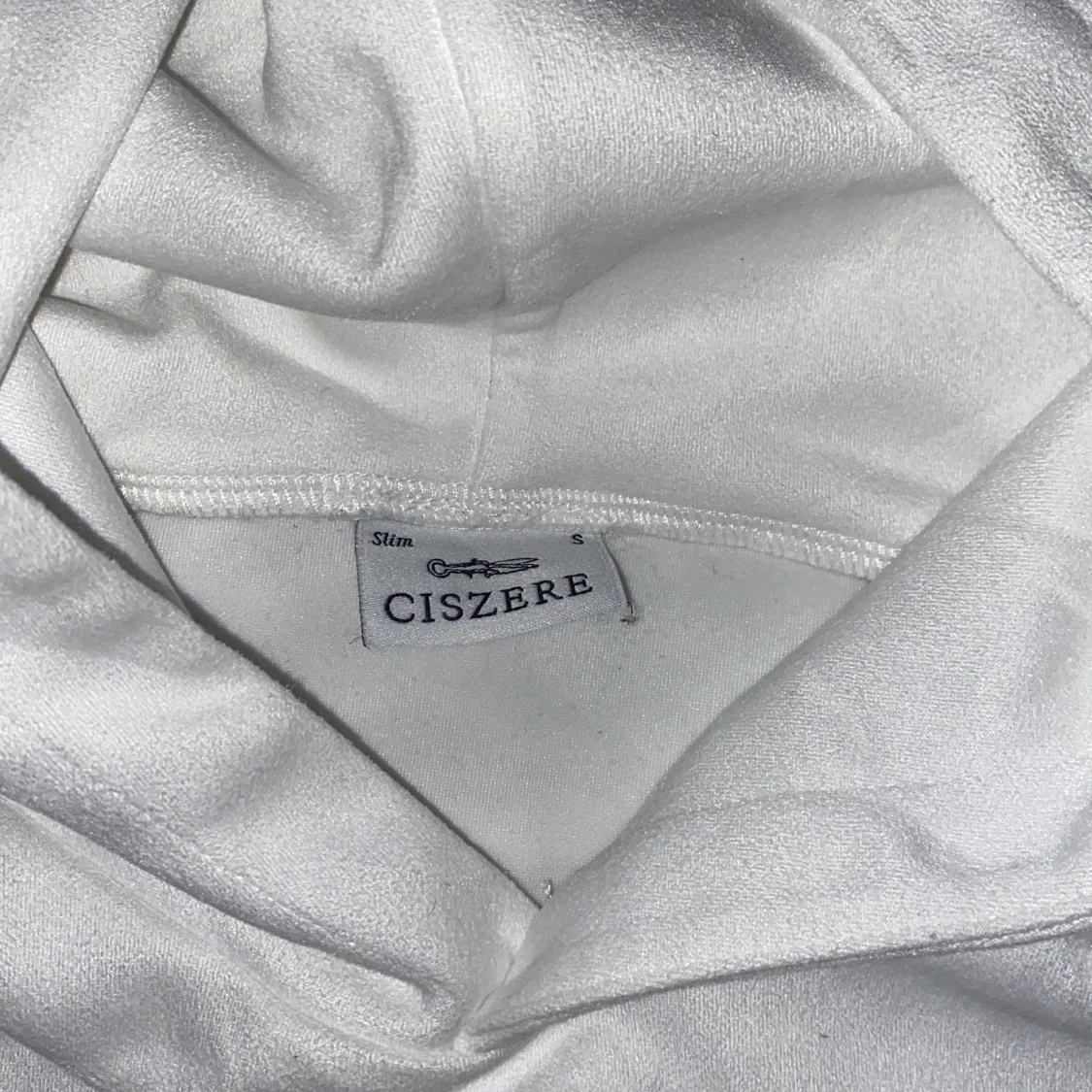 Vit hoodie från Ciszere i slim fit