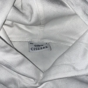 Vit hoodie från Ciszere i slim fit - Skitsnygg samt skönt material på denna, köptes för 1000 spänn säljer för 500 ( aldrig använts, inga skador)