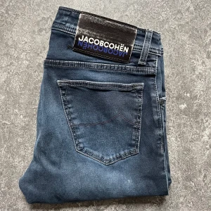 Jacob Cohën jeans - Ett par mörk blå Jacob Cohën-jeans i nyskick, storlek 32, Längd-94cm Bredd-41cm, alla jeans tillverkade i Italien med exklusivt material och etiketter. Om du har några frågor eller funderingar är du välkommen att kontakta mig!!