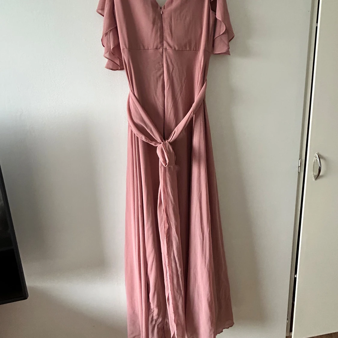 Ljusrosa långklänning med volang - 1