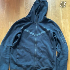 Nike tech hoodie - Tjoo, säljer en nike tech hoodie till dunderpris‼️‼️💯 Skick 9/10✅✅ DMa📩 vid minsta fundering eller prisförslag🤗🤗 KOLLA även min profil för mer✌️✌️✌️