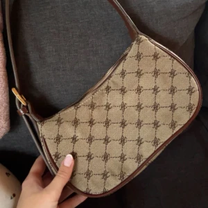 Snygg handväska  - Säljer denna jättefina väska från Mango, då jag har alldeles för många och byter ofta! Har bara använt den en gång. Denna är lite mindre i modellen och piffar upp vilken outfit som helst! Perfekt väska nu till hösten!🍂💖Nypris 419 kr