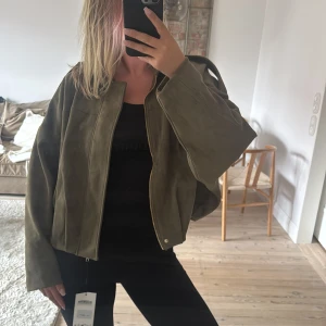 Olivgrön mockajacka Zara  - Populära Zara jackan, oanvänd med prislapp på! 🤍
