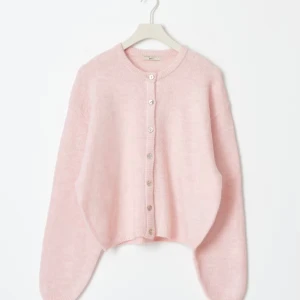 Stickad kofta från Gina  - Supermjuk ljusrosa stickad kofta från Gina Tricot i ullblandning. Klassisk rund halsringning, ribbade muddar och knappar framtill. Stl m knappt använd, perfekt nu till hösten!! Skriv om du är intresserad eller har några frågor! 🍁🫶🩷