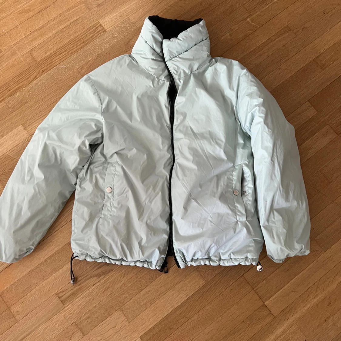 Vändbar pufferjacka svart och ljusblå - 1