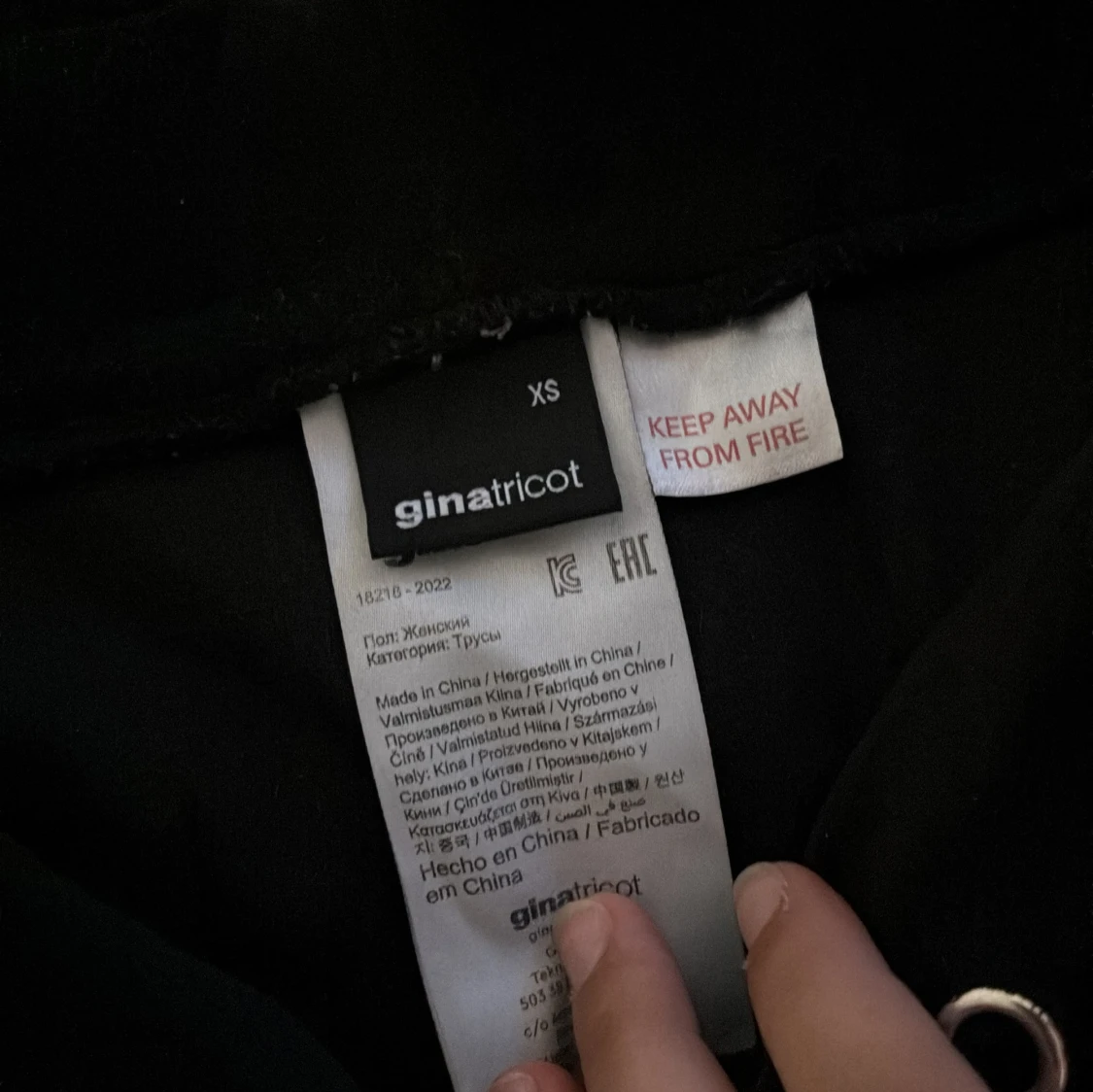 Svart hoodie med dragkedja och matchande byxor från Gina Tricot. - 3