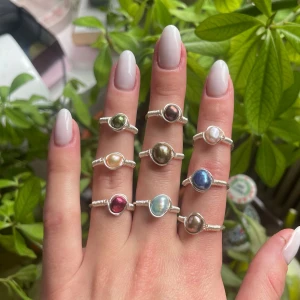 Färgglada pärlringar i silvertråd - Unika handgjorda ringar med färgade sötvattenpärlor i olika nyanser. Jag kan göra i valfri storlek!                                                          S är 16 cm i diameter, M är 18 cm och L är 20 cm. Om annan storlek önskas så är det bara att skriva💕