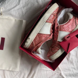 Valentino skor - Detta är mina valentino skor som jag säljer för att jag inte använder dom jag har haft dessa skor i ett år men har kanske använd dom i ett halvår dom va helt nya när jag köpte dom. Men jag köpte dom second hand på vistecollector skriv till mig om man har frågor❤️❤️alla nitar ät kvar på baksidan av skon 