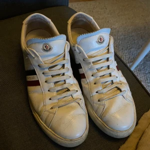 Vita Moncler skor - Ganska Använda/slitna annars riktigt feta skor (Storlek 43)