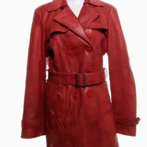 Röd skinn trenchcoat/kappa från Aviatrix - Snygg röd trenchcoat i skinn från Aviatrix med bred krage, dubbelknäppning och bälte i midjan. Jackan har långa ärmar och coola detaljer vid ärmslut och midja. Perfekt statement-plagg för dig som vill sticka ut.Size 2xl men jag har 38/40 och det funkar åxå. En knapp saknas men det är på insidan.