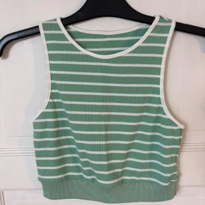 Grönvit randig ribbad linnetopp - Croppat linne som är ribbat. Använd ett fåtal gånger. 