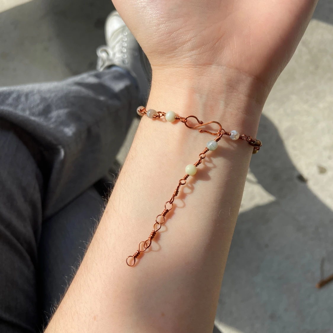 Handgjort koppararmband med pärlor - 2