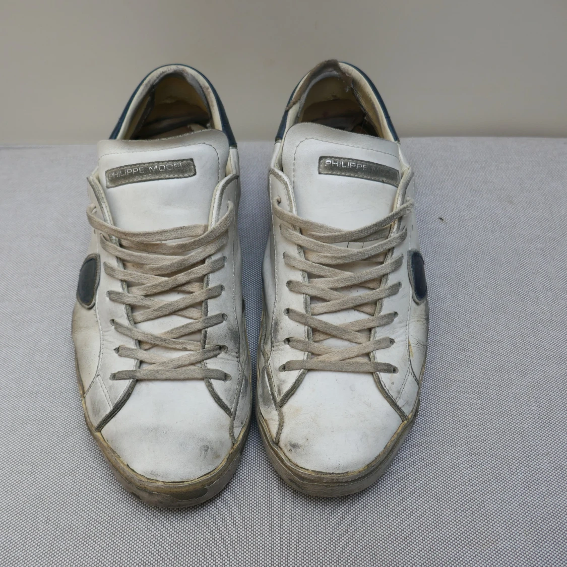 Vita Philippe Model sneakers med blå detalj - 1