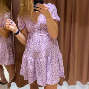 Ljuslila blommig omlottklänning Gina Tricot💜 - Supersöt ljuslila kortklänning från Gina Tricot med lila blommigt mönster. 💜