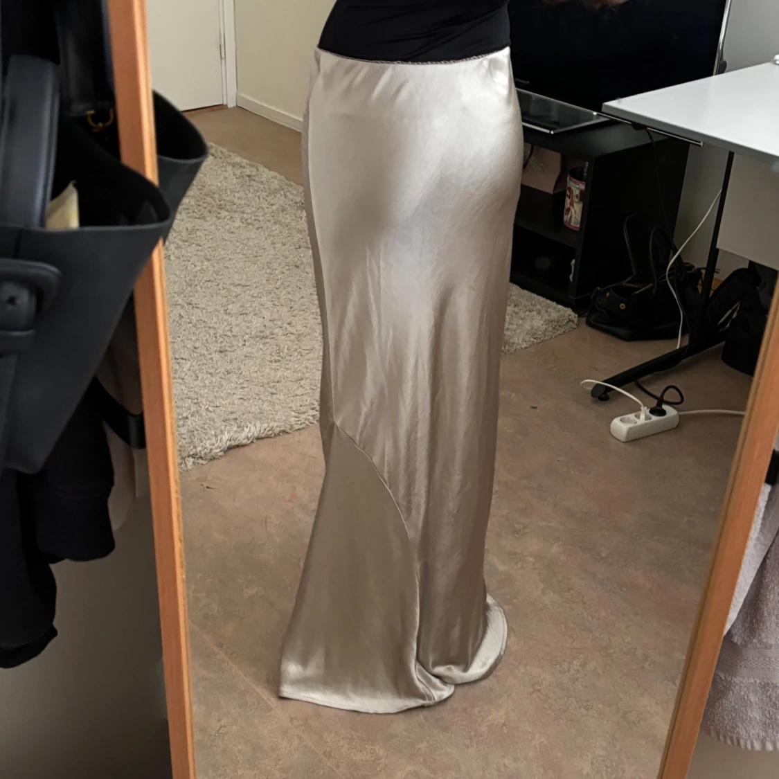 Beige satinkjol med slits - 1