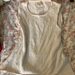 Rosa set topp & kofta från Newhouse - Säljer ett super sött set från Newhouse i ljusrosa. Setet består av en ärmlös linnetopp med rund hals och en matchande kofta med pärlknappar och två små fickor fram. Båda plaggen är i mjuk bomull och passar perfekt för en clean och stilren look 💞aldrig använd! Man kan välja att bara köpa en av dem och då är de såklart billigare 🫶