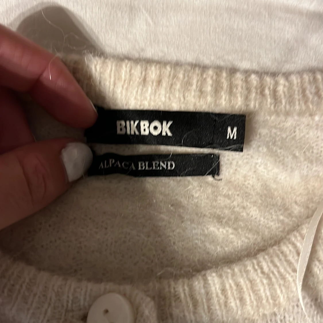 Krämvit kofta i alpackablandning BikBok - 2