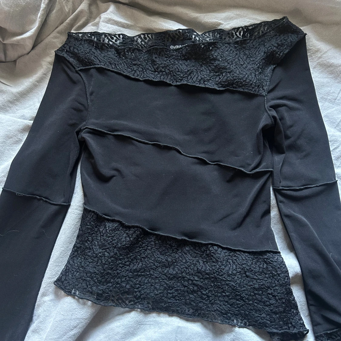 Svart spetsig ”offshoulder” topp från Even&Odd från Zalando - 3