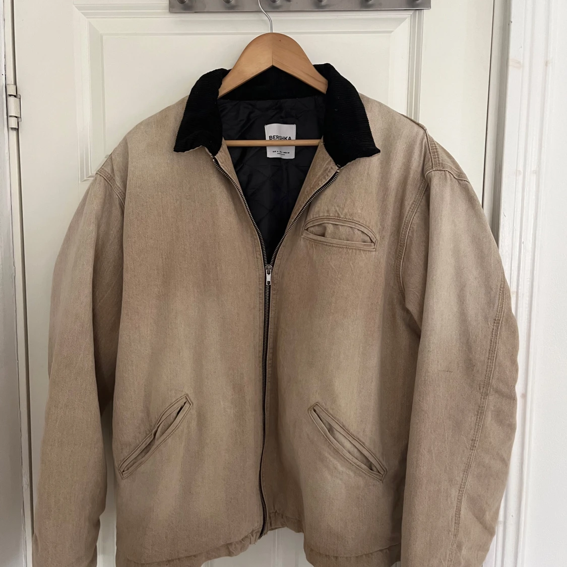 Beige jeansjacka från Bershka