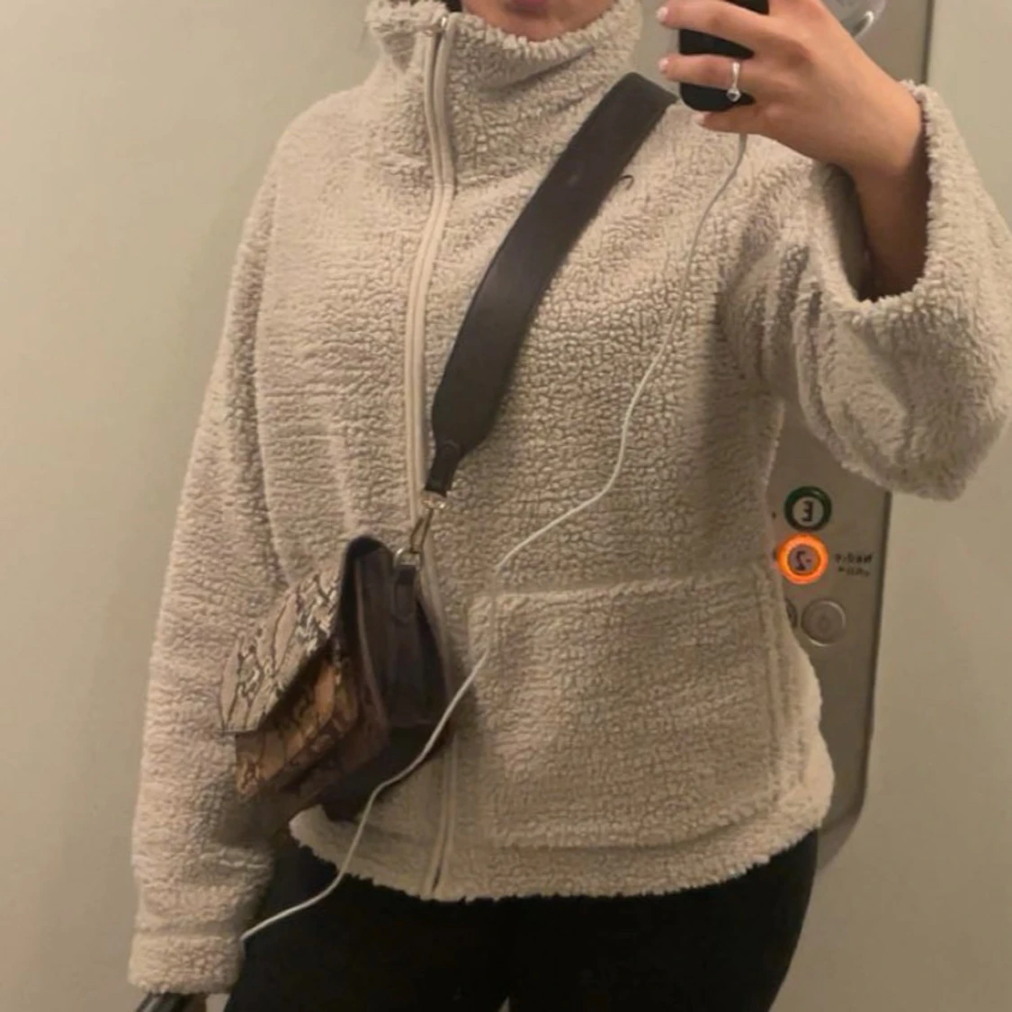 Beige teddyjacka med dragkedja - 1