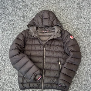 Colmar jacka - Säljer nu denna extremt snygga colmar jackan som är helt klockren till vintertiderna! Size: 16 y ! Passar för dig runt ungefär 172-180 ! Skick: 8/10 finns en reva! Hör av dig vid minsta fundering 🤩