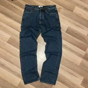 Jeans från Jack & Jones - Ett par riktigt sköna jeans från märket Jack & Jones. Jenasen har en ”relaxed” passform. I princip nyskick, endast använda 2 gånger. Storleken är W30 L32. Säljer dem för att de inte passar längre. Skriv vid funderingar.