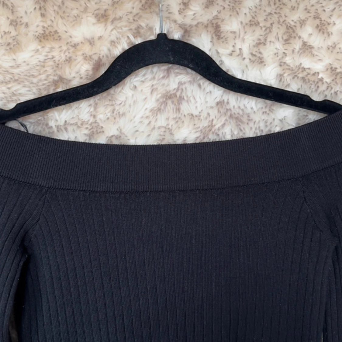 Svart ribbad offshoulder topp - 1