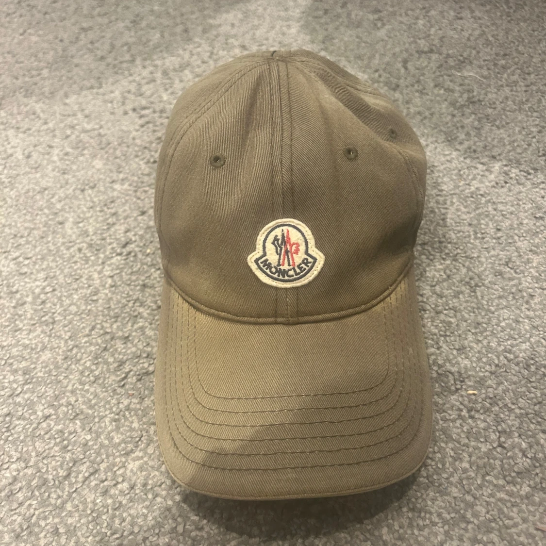 Olivgrön Moncler keps i bomull