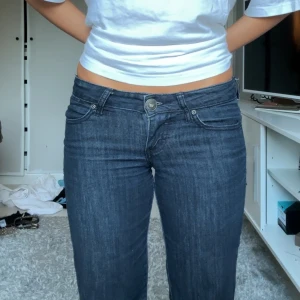 Lågmidjade jeans  - Jätte Lågmidjade mörkblåa jeans. De är i ett stretchigt material så de är super sköna! De är är en rak modell men åt det mer bootcut hållet. Midjemått: 38 innerbenslängd:80
