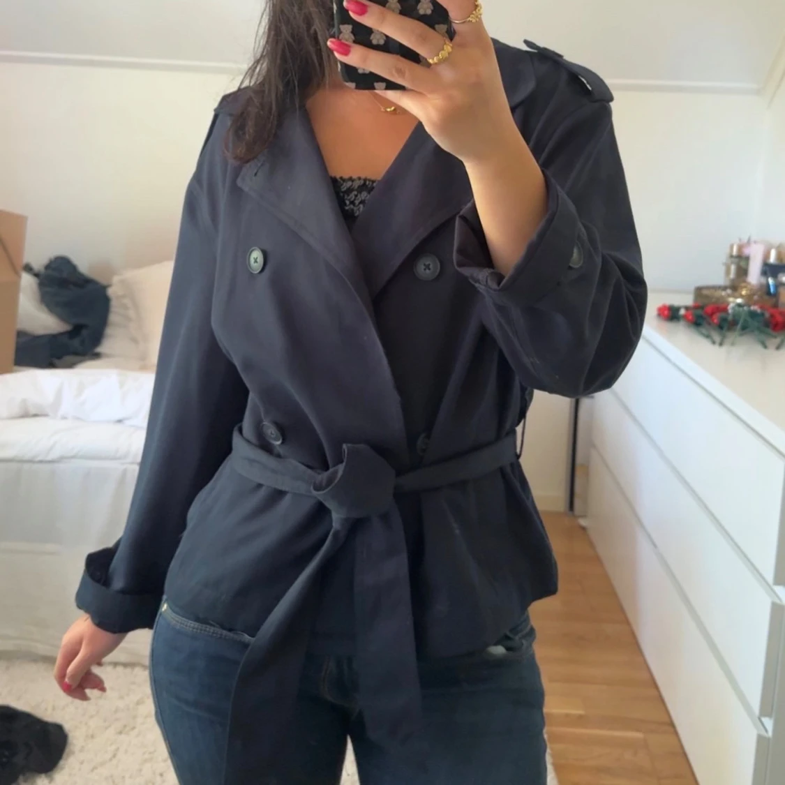 Mörkblå trenchcoat med bälte - 1