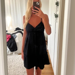 Svart miniklänning  - Säljer en supersöt miniklänning från H&M i storlek S💕 Använd enstaka gånger och i väldigt fint skick! Skriv vid funderingar 🙌🏻
