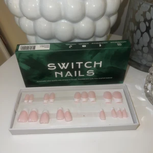 Switch nails naglar - Naglar ifrån switch nails, använt en gång därav är vissa naglar borta. Alkoholpad, nagelpetare och nagelfil följer med samt klisterlappar❣️