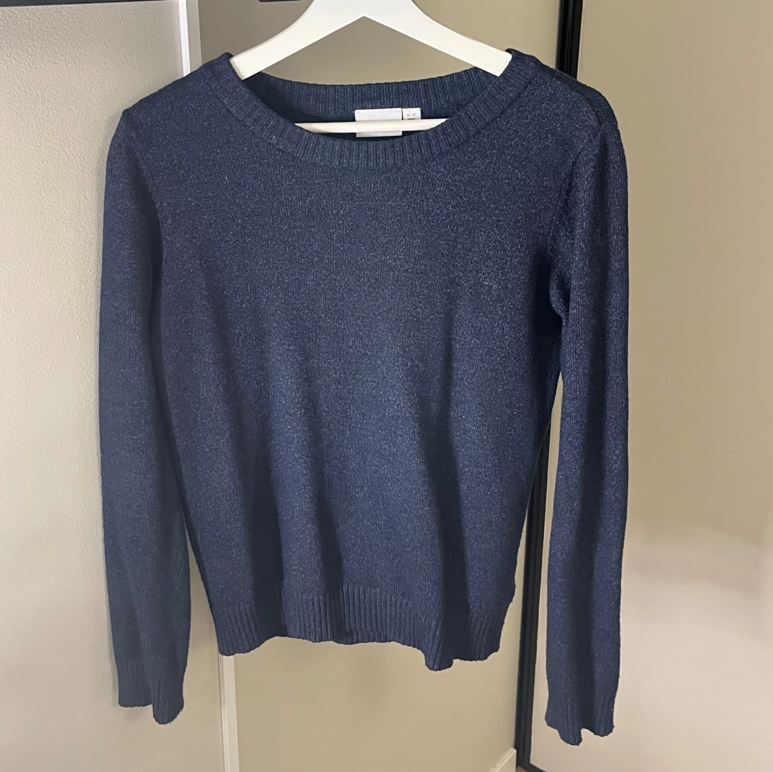 Mörkblå stickad tröja