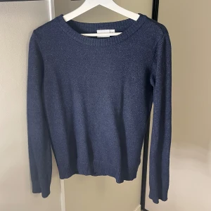 Mörkblå stickad tröja - En enkel och stilren mörkblå stickad tröja från VILA. Riktigt skön och basic, passar till allt. Säljer då den inte kommer till användning längre💓💓