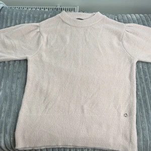 Ljusrosa stickad tröja med puffärm - Supersöt ljusrosa stickad tröja med puffiga ärmar. 🥰