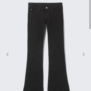 Svarta bootcut jeans från Cheap Monday - Säljer ett par svarta bootcut jeans från Cheap Monday med klassisk femficksdesign och låg midja. Har sytt om dom till 30 längd så passar 160-162cm. 