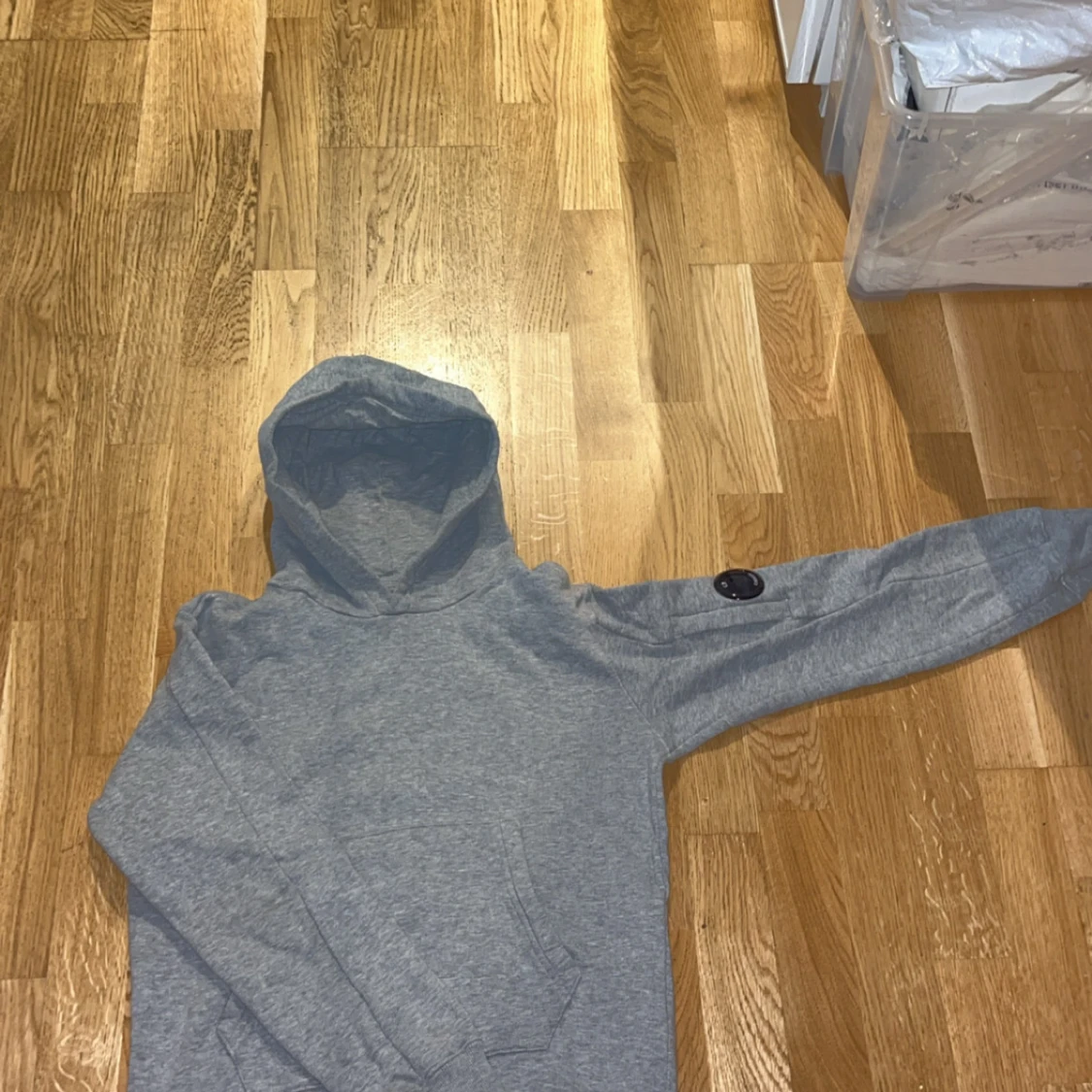 Grå hoodie från C.P. Company