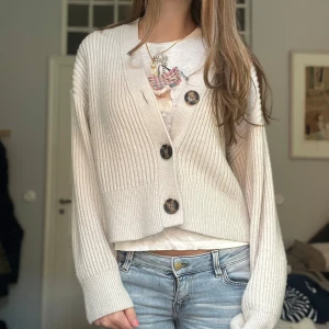 Beige ribbad kofta med stora knappar - Supersöt kofta💕💕