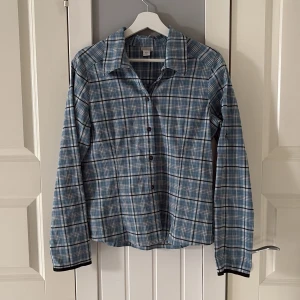 Skjorta  - Flanell skjorta från märket Luhta i storlek 36. Sitter perfekt på mig som är 182cm lång. Kommer ej till användning. 