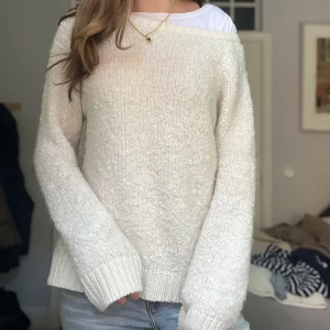 Vit stickad tröja - Superfin sticksd tröja, har en liten fläck (se sista bilden)💕💕