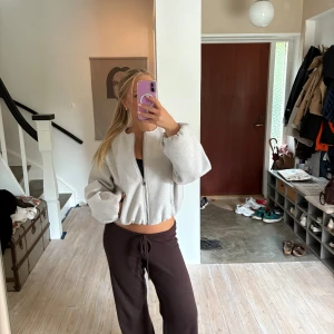 Ljusgrå croppad bomber jacka  - Croppad Zara bomber jacka. Inga hål eller fläckar ☺️