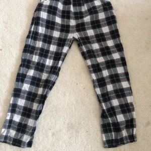 Svarta och vita rutiga pyamasbyxor Warp - Pyamasbyxor  i svart, grått och vitt grån warp💤☺️ strl: 152.  De är några få gånger, och är i väldigt bra skick.🥰 men har en liten fläck på ena benet (fins en bild)🤗 ‼️pris kan diskuteras‼️