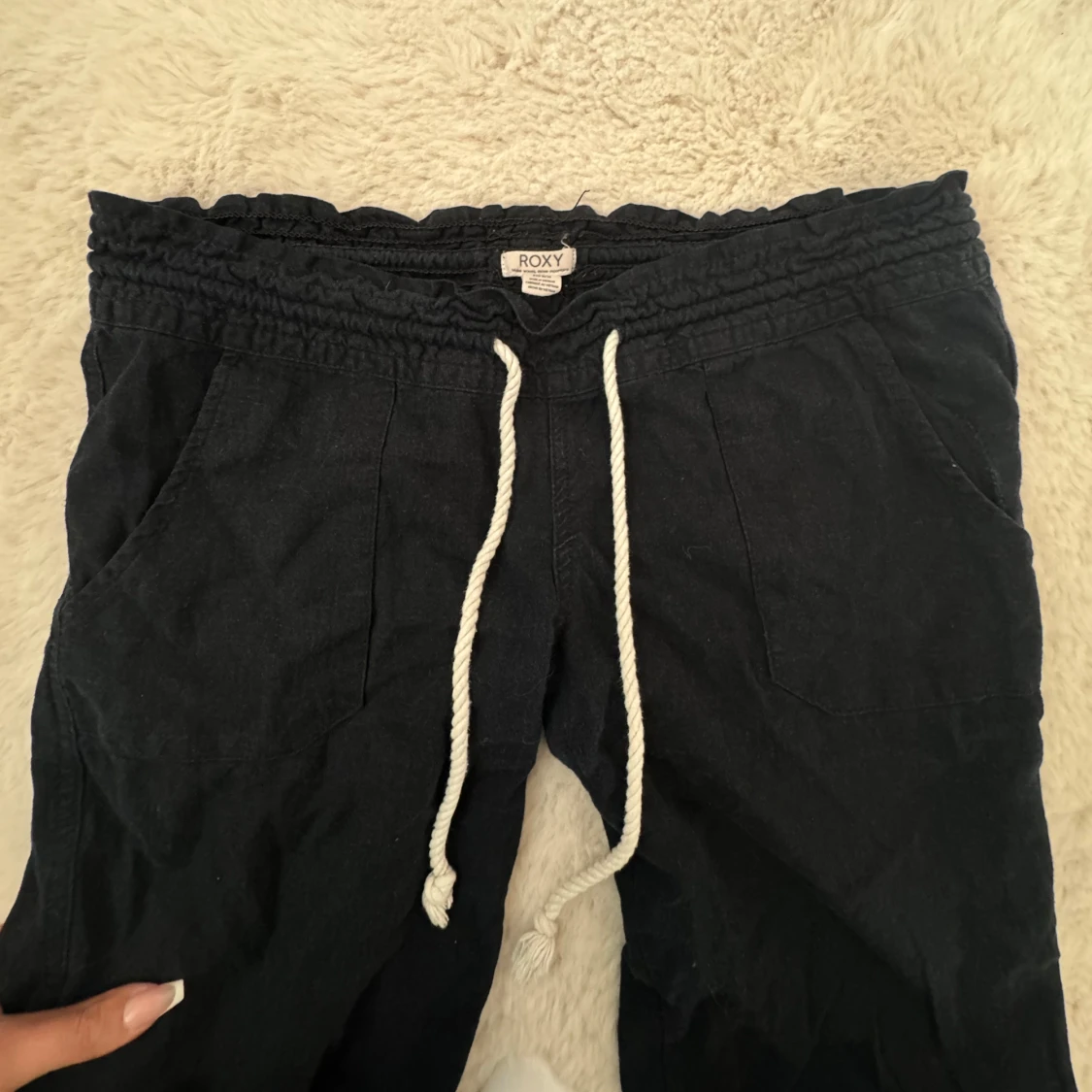 Svarta  linnebyxor från Roxy med snörning