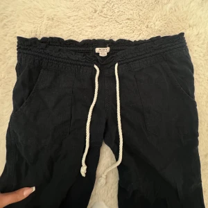 Svarta  linnebyxor från Roxy med snörning - Svarta linnebyxor från Roxy! Sjukt sköna och snygga på sommaren☺️storlek m