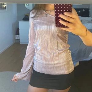 Festblus  - Snygg enärmad festtopp från gina, köpt på plick men har nästan aldrig andvänds. Jättebra skick💖🍸 