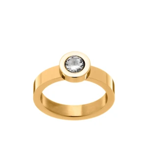 Edblad guldring med rund klar sten - Stilren Edblad guldring med en rund, klar sten i mitten. Ringen har en modern och minimalistisk design med slät yta och markerad infattning runt stenen. Perfekt för dig som gillar enkla men snygga smycken. Nypris 349kr. Mitt pris 160kr